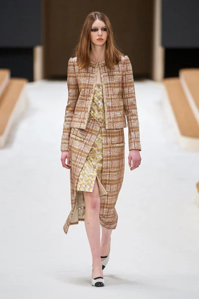 Look 15